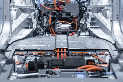 Hochvolt-Batterie in der Bodengruppe eines Elektroautos, das gerade gebaut wird.